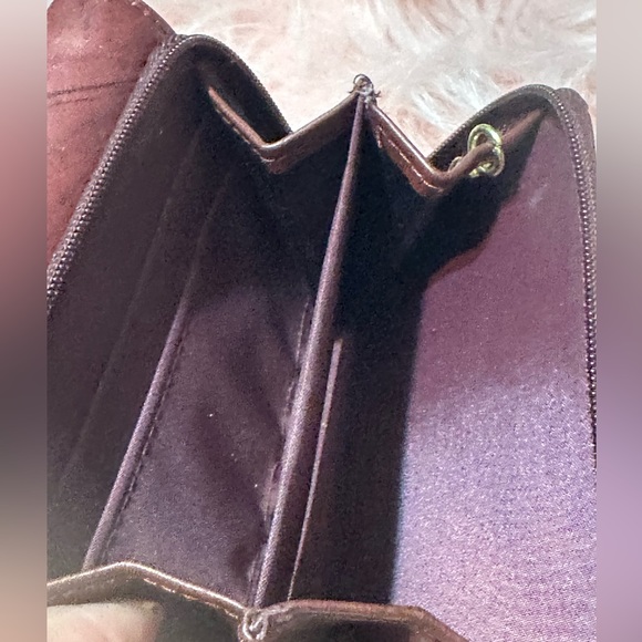 Buxton women's Top Grain Cowhide
Exterior Burgundy Wallet - Picture 6 of 11